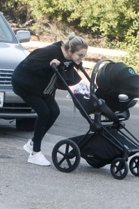 selena-gomez-hiking-in-los-angeles-12-18-2017-0.jpg