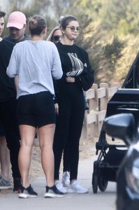 selena-gomez-hiking-in-los-angeles-12-18-2017-5.jpg