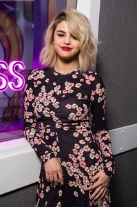 selena-gomez-kiss-fm-studio-in-london-december-4-2017-1.thumb.jpg.39a97457c2d4408d69a17e415ee76553.jpg