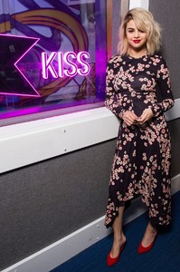 selena-gomez-kiss-fm-studio-in-london-december-4-2017-2.thumb.jpg.3f238a7d7b9ee93c936e39d2985081d2.jpg