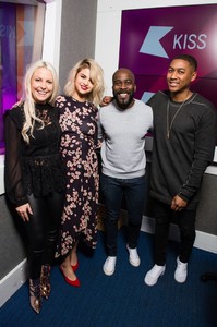 selena-gomez-kiss-fm-studio-in-london-december-4-2017-3.thumb.jpg.492525b889aaec6d20241f671d2fcbf8.jpg