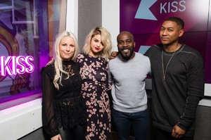 selena-gomez-kiss-fm-studio-in-london-december-4-2017-5.thumb.jpg.27679250b2b78ba42c372b4d1373c769.jpg