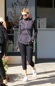 selena-gomez-leaves-pilates-in-los-angeles-0.jpg