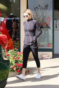 selena-gomez-leaves-pilates-in-los-angeles-6.jpg