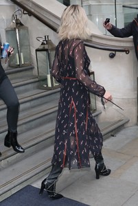 selena-gomez-leaving-her-hotel-in-london-12417-1.jpg