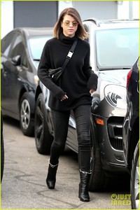 sofia-richie-leaves-salon-with-new-brunette-hair-01.jpg