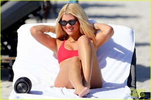 sofia-richie-scott-disick-lounge-poolside-in-miami-02.jpg