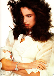 uk_vogue_dec_1982_11.thumb.jpg.d75f919cf948dd2034b5420f5c6129ea.jpg