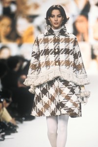 valentino-fw-1991-4.thumb.JPEG.a1a3aa9ba2e5f3f754007fdeec9a3357.JPEG