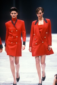 versace-fw-1990-1.thumb.JPEG.b15c6c591674d36f85c499764a1097b5.JPEG