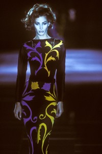 versace-fw-1991-5.thumb.JPEG.f8082ec14e602c0ab5aa0b085ca3f552.JPEG