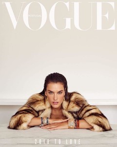 vogue-portugal-january-2018-1.thumb.jpg.31b71d14ac3d4f7e57db8f661478cc20.jpg