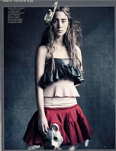 vogue-uk-2013-04-apr-2456.thumb.png.8d2eb119016cde230c565dfa0f559444.png