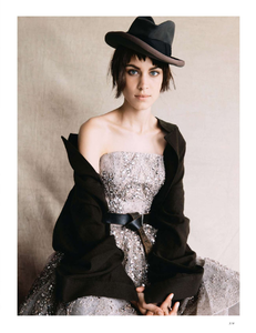 vogue-uk-2013-10-oct-3156.thumb.png.e89abb73d4012b92eefcff3b72957f44.png