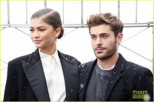 zac-efron-zendaya-empire-state-building-16.JPG