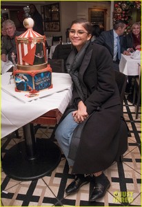 zendaya-greatest-showman-cake-01.jpg