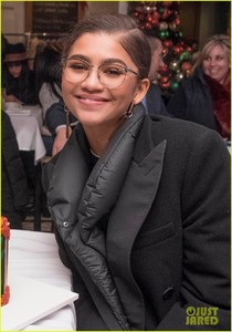 zendaya-greatest-showman-cake-04.jpg