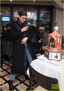 zendaya-greatest-showman-cake-05.jpg