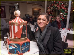 zendaya-greatest-showman-cake-06.jpg