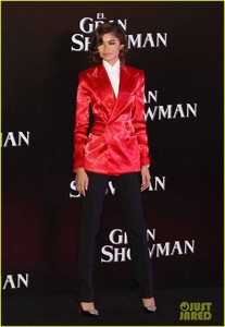 zendaya-hugh-jackman-both-suit-up-for-the-greatest-showman-mexico-city-pre-01.jpg