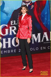 zendaya-hugh-jackman-both-suit-up-for-the-greatest-showman-mexico-city-pre-04.jpg