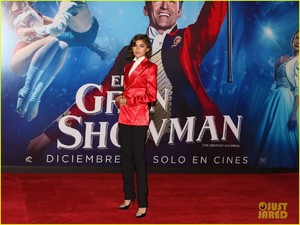 zendaya-hugh-jackman-both-suit-up-for-the-greatest-showman-mexico-city-pre-09.jpg