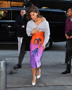 zendaya-in-a-printed-skirt-new-york-city-12-11-2017-4.jpg