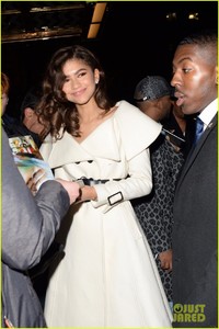 zendaya-shows-off-her-chic-black-and-white-evening-ensemble-02.jpg