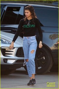 zendaya-wraps-greatest-showman-promo-enjoys-holiday-break-with-her-family-03.jpg