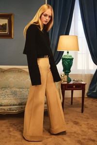 03-Khaite-Pre-Fall-18.thumb.jpg.420b58edf96f13dadf257d327b75f961.jpg