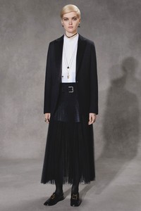 03-christian-dior-pre-fall-18.thumb.jpg.09d45d15923f33cfb13cd953fc2e16ca.jpg