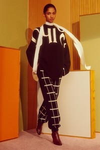 04-Chloe-Resort-18.thumb.jpg.cfb3851daef8be5d6f3af23982ea52d6.jpg