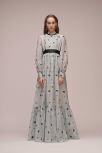 04-erdem-pre-fall-18.thumb.jpg.e3d9bbf584f9f516a2801e58a1d8bcee.jpg