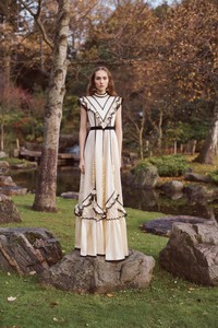 06-erdem-pre-fall-18.thumb.jpg.7c6e33faa634264284c0a9925d3f507a.jpg