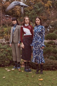 18-erdem-pre-fall-18.thumb.jpg.1ebb5f8662a1a40120c92df4ae115bb0.jpg