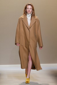 19-krizia-fall-2017.thumb.jpg.e3502e36583f4cf014286eade20d2a39.jpg