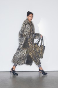 23-Stella-McCartney-Pre-Fall-18.thumb.jpg.7438d6f922c02f1c59d98cb4a56274cc.jpg