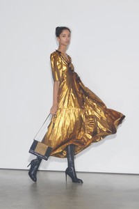 36-Stella-McCartney-Pre-Fall-18.thumb.jpg.49a19abd936c5caa17f61fe44eea8a83.jpg