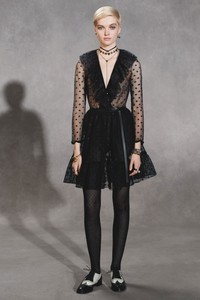 39-christian-dior-pre-fall-18.thumb.jpg.2aa7086b9c41619d583d5d65386305a5.jpg