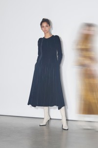 40-Stella-McCartney-Pre-Fall-18.thumb.jpg.5ef71dbee2b927575f133e14b01fd13b.jpg