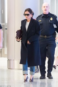 47A42E2500000578-5223221-Stylish_Victoria_cut_a_chic_figure_in_a_over_sized_black_coat_wh-a-3_1514658319433.jpg