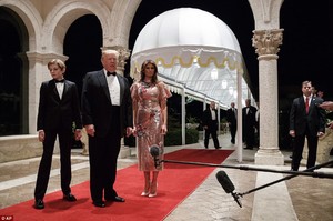 47ABE68200000578-5225637-President_Donald_Trump_speaks_with_reporters_as_he_arrives_for_a-a-46_1514778226189.jpg