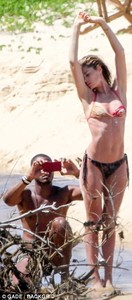 480625F600000578-5260123-Zen_Doutzen_raised_her_arms_in_a_sun_salutation_pose-a-1_1515702411997.jpg
