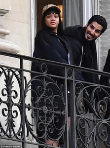 481E733C00000578-5266895-Je_taime_Rihanna_and_billionaire_boyfriend_Hassan_Jameel_were_sp-a-6_1515889754335.jpg