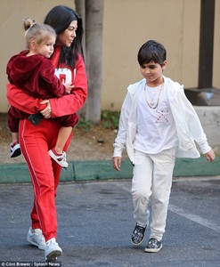 483ECAB700000578-5282263-Family_time_Kourtney_met_Younes_in_October_2016_just_before_her_-a-2_1516266696069.jpg