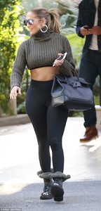 487C4CF800000578-5301115-Curvy_beauty_The_pop_superstar_48_wore_a_pair_of_shearling_lined-a-16_1516698630274.jpg