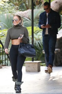 487CE0E700000578-5301115-On_the_move_Jennifer_Lopez_flashed_her_taut_midriff_in_cropped_s-a-17_1516698630293.jpg