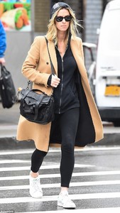 48816A0700000578-5303825-She_s_hot_Nicky_Hilton_kept_the_layers_minimal_as_she_attempted_-a-76_1516737140543.jpg