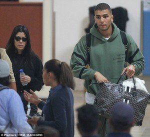488258C500000578-5304233-Bye_LA_While_at_the_airport_the_couple_was_dressed_down_Kourtney-m-97_1516777669821.jpg