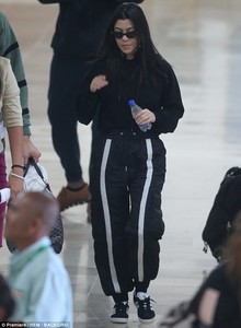 488258C900000578-5304233-Nice_kicks_The_mother_of_three_also_wore_Adidas_sneakers_and_car-m-98_1516777752462.jpg